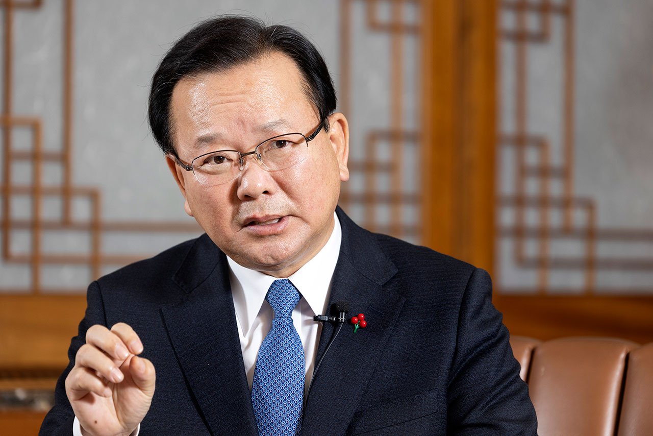 감염자 폭증, K방역만 고집할 수 없는 상황 온다” [김부겸 총리 인터뷰] - 시사IN