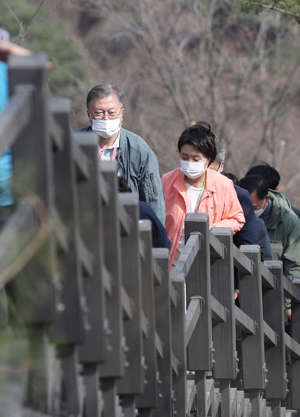 靑, 임기 한 달 앞두고 북악산 개방… “열린 청와대 변화 이뤄냈다” - 조선일보