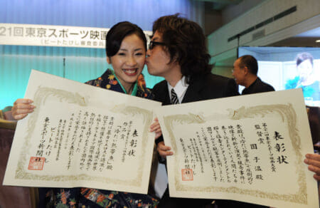 神楽坂恵にキスする園子温監督(東スポWeb)