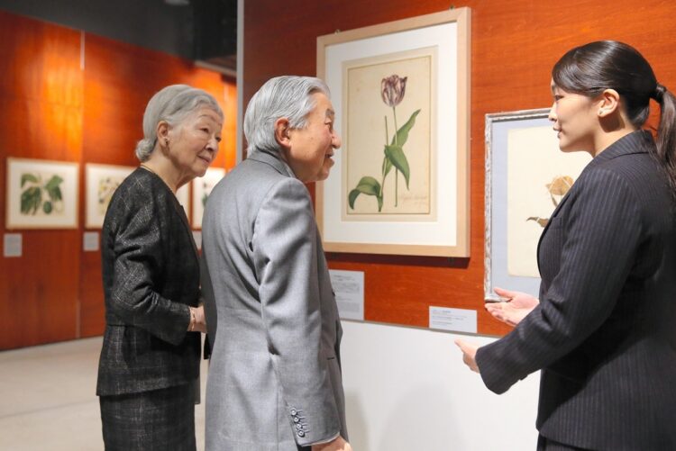 眞子さんの職場を上皇ご夫妻(当時は天皇皇后両陛下)が訪れた(2017年12月。時事通信フォト)