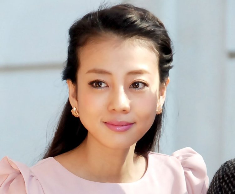 画像・写真 | あびる優、ショーパン姿で大胆に伸脚「安心してください、はいてますよ!」 1枚目 | ORICON NEWS