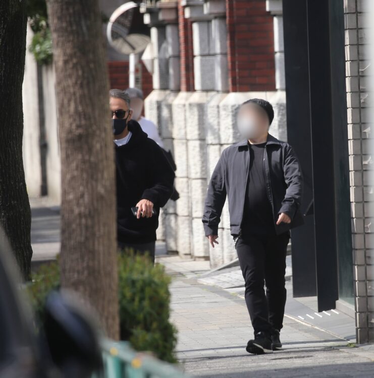 常に海老蔵の横に張りついて行動するX氏