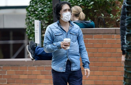 小室圭さん（無職）に悲壮感「小室さんはデニムシャツの上のボタンを2つ開けて、胸毛もチラリと見せてセクシーさを強調しています」 | 【ミニウサギはじめました。】芸能ネタ・アニメネタetcまとめて見ました。