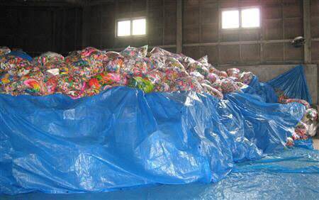 まなゆき@とんかつ推し Twitter पर: "被災地へ送る千羽鶴は迷惑ってよく聞くけど、東北の震災の時に全国各地から送られてきた千羽鶴の末路をみてもまだ送ろうって思うのかな? https://t.co/6DFfO5Oeqt" / Twitter