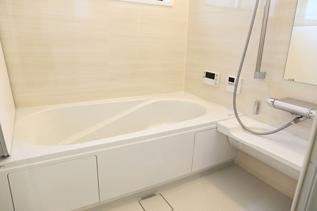 お風呂場は「ほったらかし」でキレイに! スポンジでゴシゴシはNGです(本間 綾) | FRaU