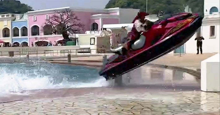 8の字描いた水上バイク、客席に突っ込む…観客の女子中学生と母が負傷 : 社会 : ニュース : 読売新聞オンライン