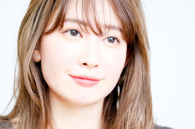 1分で完売 元AKB48小嶋陽菜が作る「D2Cブランド」人気の秘密:日経クロストレンド