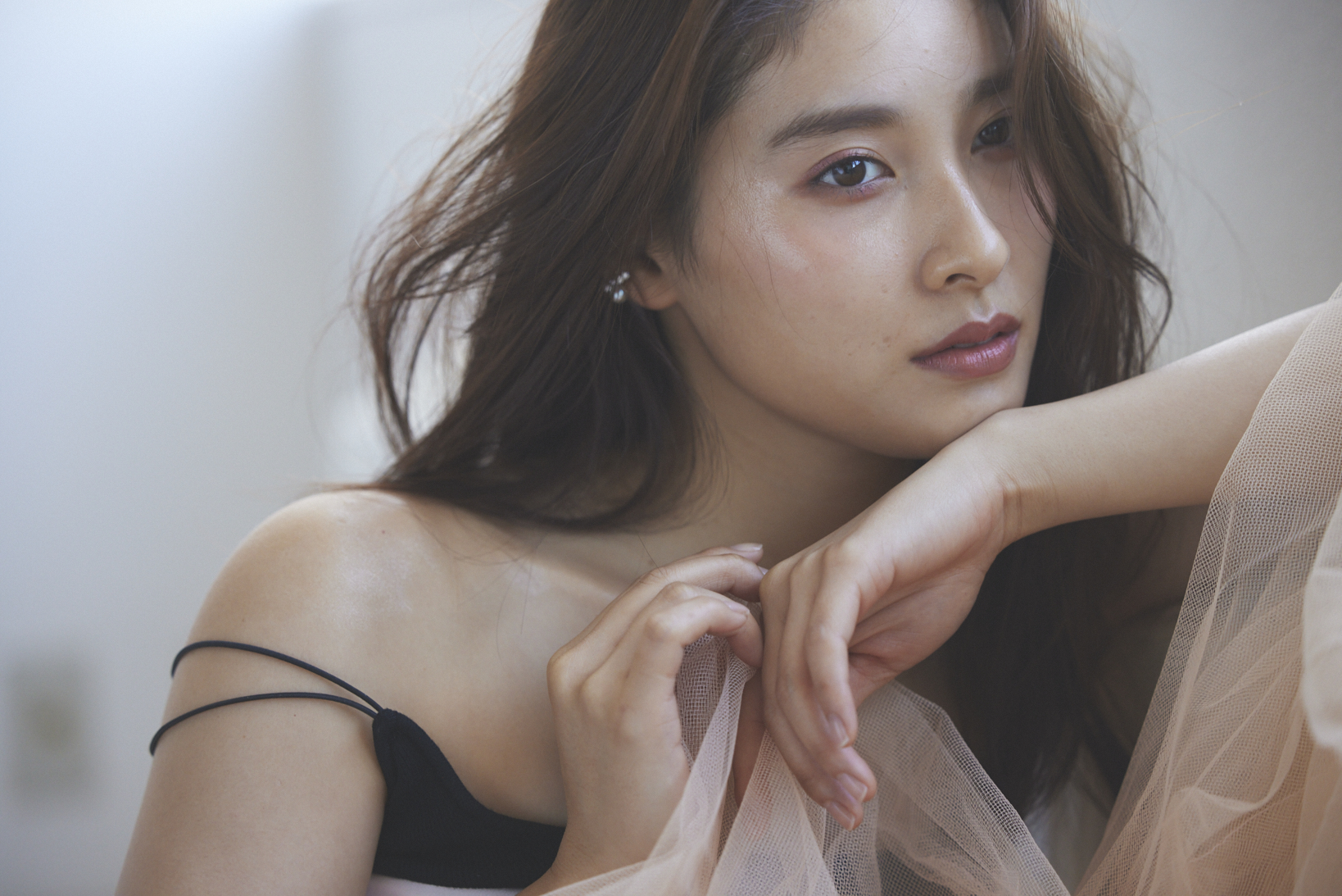 女優・土屋太鳳さんがセンシュアルメイクで上品な大人の色気を表現!『GLITTER Vol.3』本日発売!|GVPのプレスリリース