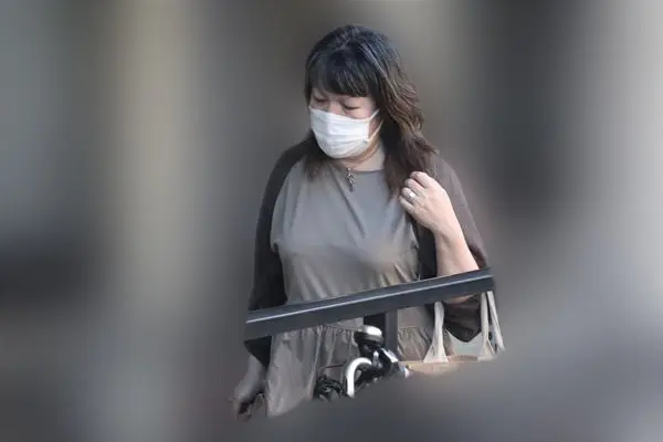 小室佳代さん 熟年男性とのデート現場を目撃！左手薬指に指輪をはめる本気ぶり – 女性自身［光文社女性週刊誌］