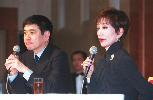 離婚会見する俳優の石坂浩二さん（左）と女優…：女優・浅丘ルリ子さん 写真特集：時事ドットコム