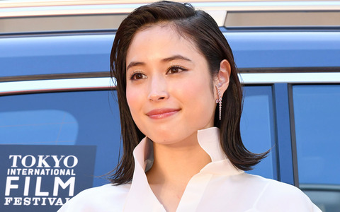 広瀬アリス:ビッグな白ドレスでクールに脚見せ 黒ブーツでスタイリッシュに - 毎日キレイ