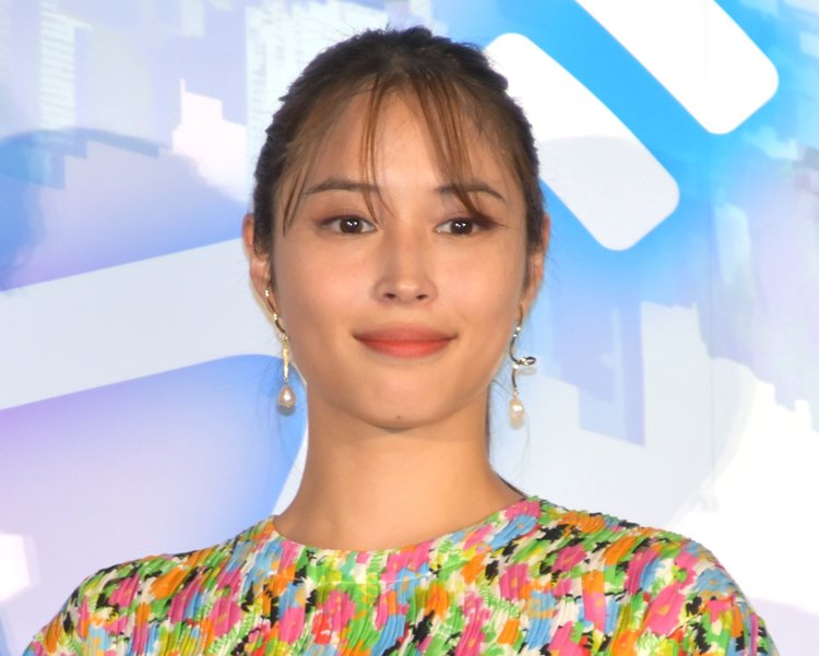 広瀬アリス、豪華メンバーに囲まれ大汗 緊急降壇して拭きに行き「カメラ撮らないで~」 | ORICON NEWS