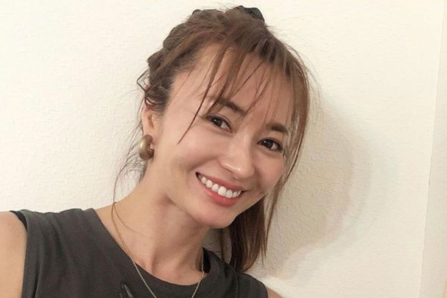 新山千春、41歳のすっぴんにファン仰天「いくつになっても綺麗で若々しい」 愛車も披露 | ENCOUNT