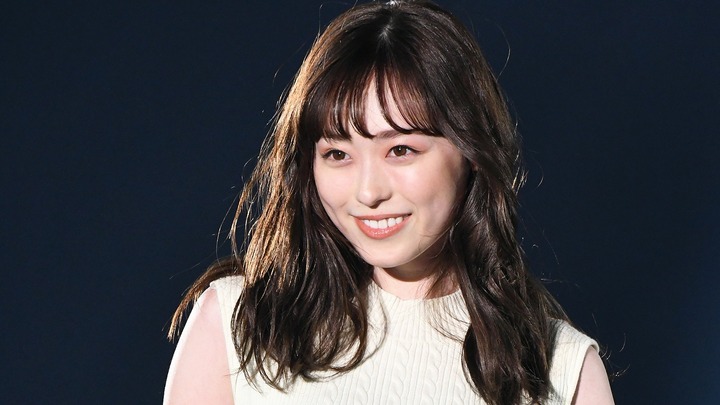 福原遥:フェミニンコーデで品良く脚見せ キュートなウインクで魅了 - 毎日キレイ