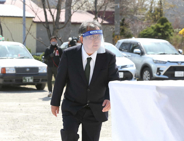 知床遊覧船・桂田社長 被害者家族に促され遺体安置所へ 花も持たず献花台に 募る不信感(スポニチアネックス) - Yahoo!ニュース