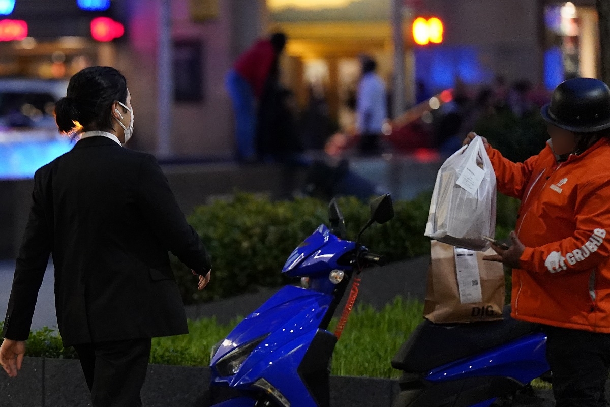 小室圭さん 勤務先での重要業務は「夜のお弁当手配」、配達員から受け取る姿【最新スクープ写真】 |NEWSポストセブン