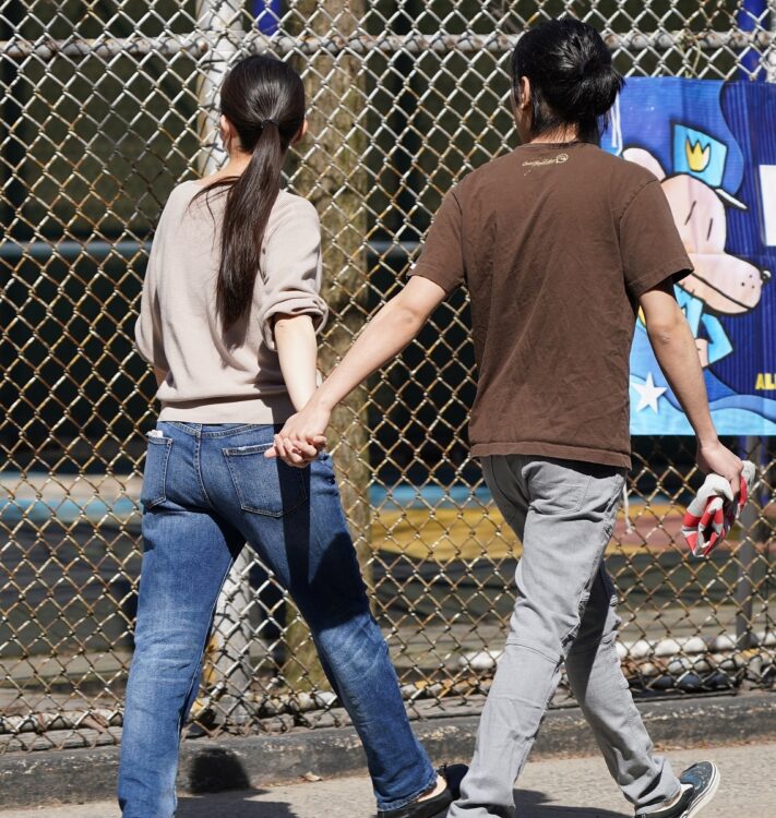 後ろに振るときも恋人つなぎ