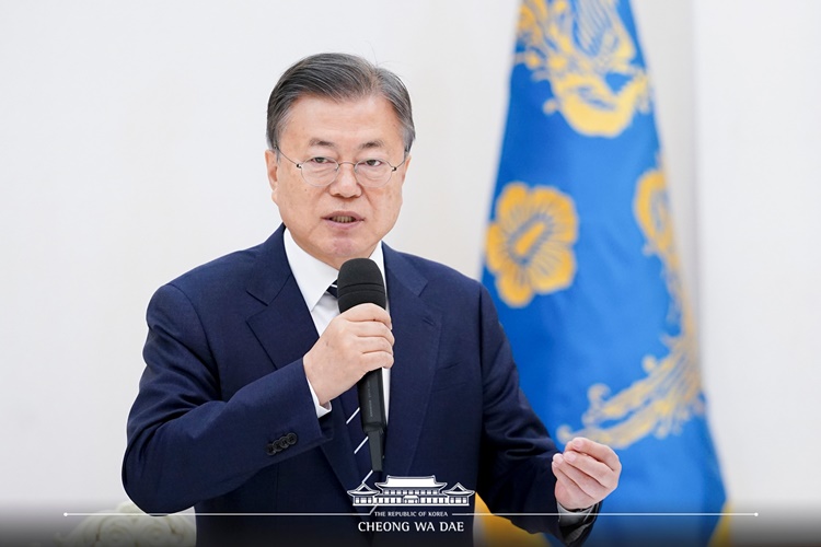 문재인 대통령, 임기 마지막 날 현충원 참배·퇴임 연설 < 정치 < 기사본문 - 공공뉴스