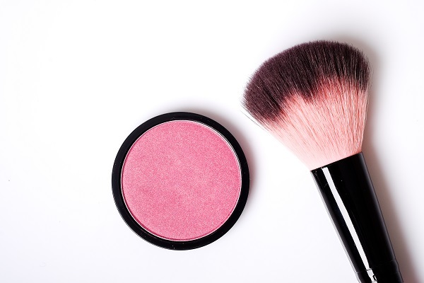 基本のチークブラシの使い方☆きれいに仕上げるコツを公開 - @cosmeまとめ(アットコスメまとめ)
