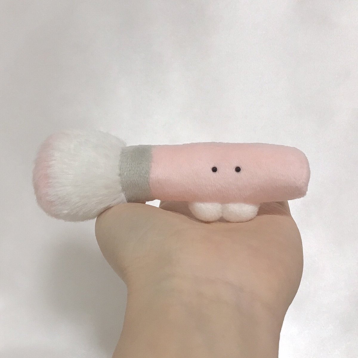 メイクブラシのぬいぐるみが可愛すぎる‼特に目と足(?)