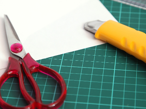 便利ハサミ! カッターなしで真っ直ぐ切れる? | 便利グッズ調査隊