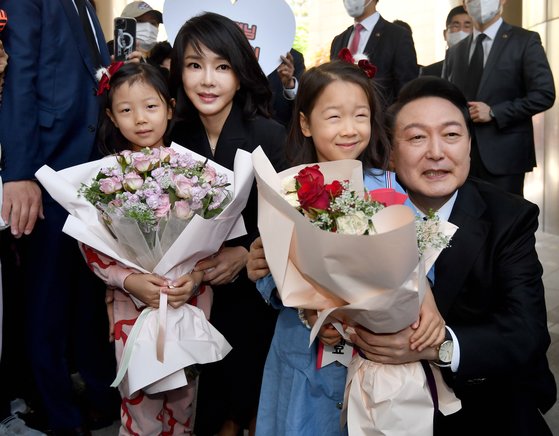 흰색 드레스 벨트 라인에 큰 리본…김건희 여사 의상 보니 | 중앙일보