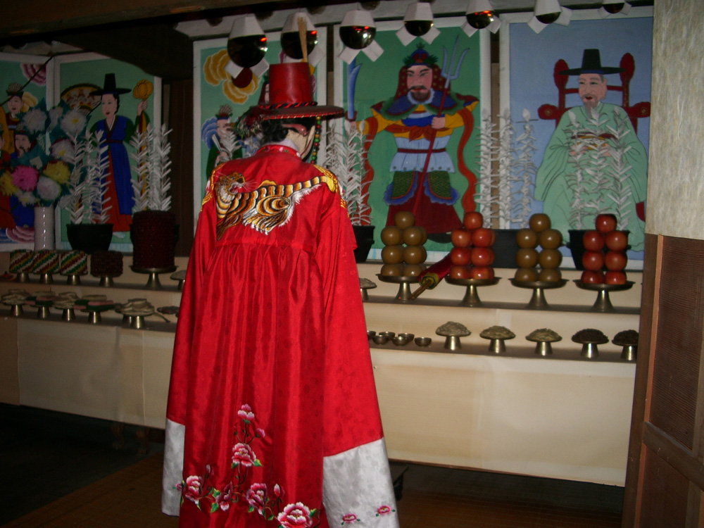 shaman_at_lotte_world_folk_museum_5615205135