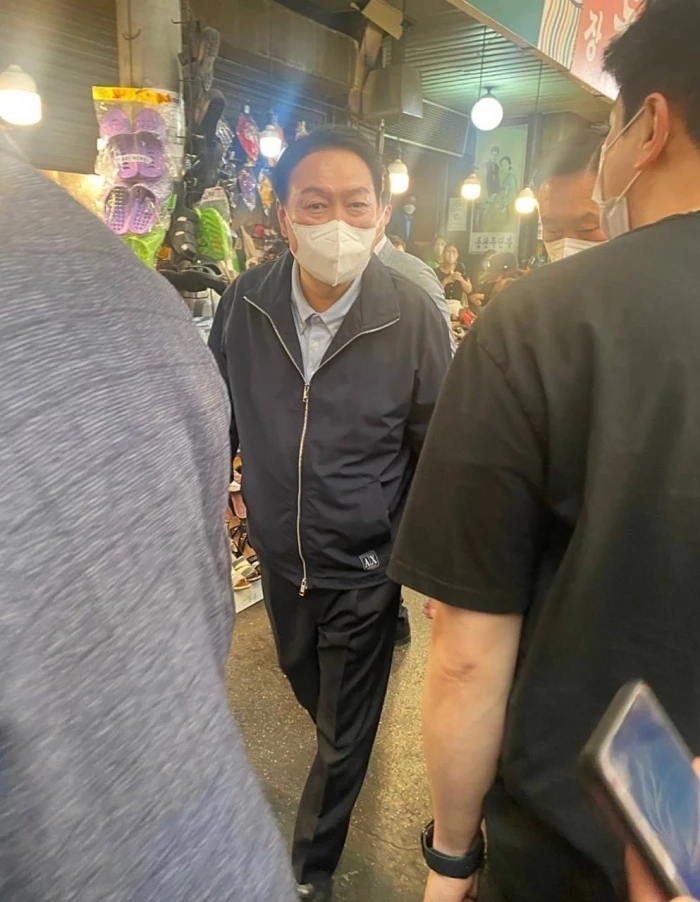 윤석열 대통령이 취임 첫 주말인 14일 서울 종로구 광장시장을 찾아 시민들에게 인사하고 있다. / 이하 뉴스1