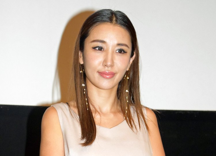 鈴木紗理奈、実母の顔出しショット「ヤバイくらい似てますね」「美人で若くてカッコイイ」 | ORICON NEWS