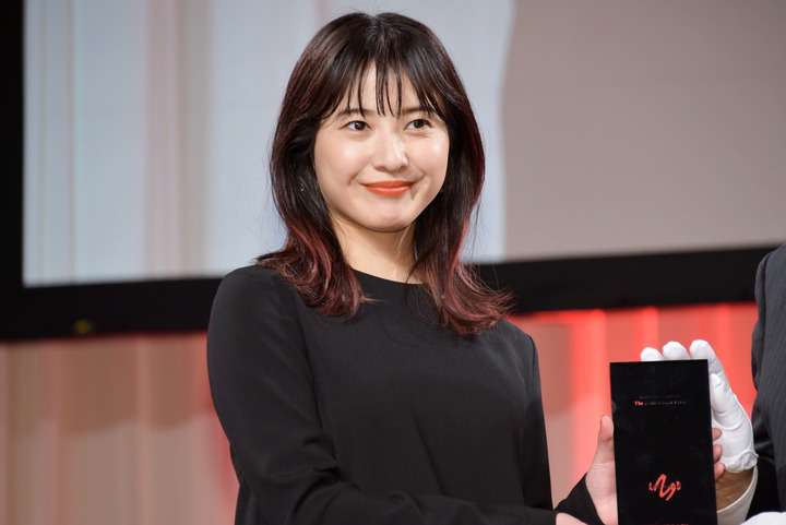 最愛：「AMDアワード」大賞を受賞 吉高由里子が感謝「自分より長生きする作品」 - MANTANWEB（まんたんウェブ）