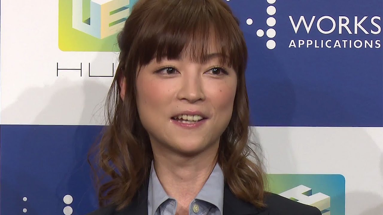 吉澤ひとみ、結婚は「焦ってはないですけど…」保田&高橋の結婚指輪に…アプリ「HUE」発表会 会見(2) - YouTube