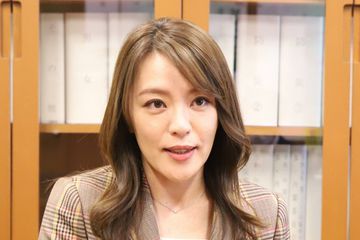 今井絵理子氏が闘牛祭りで骨盤骨折 牛の上に乗るもバランス崩し落下「しばらく車椅子の生活」 - サンスポ