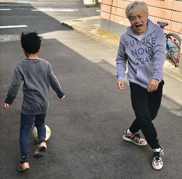 水道橋博士（還暦芸人・自称ジャーナリスト） on Twitter: "末っ子と路地裏一対一サッカー。本当にすっかり腰が良くなっている！もう諦めていたのに……。 https://t.co/IVBAGYlvjY" / Twitter