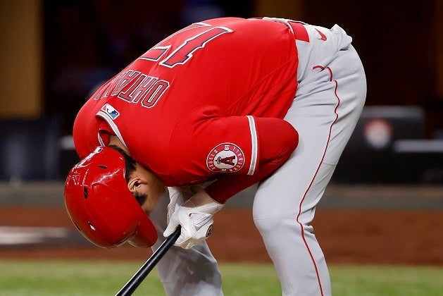 急所に自打球直撃で思わず同情。苦悶する大谷翔平を見た地元放送局の実況も「これは見たくない“ショウ”だ」と嘆き | THE DIGEST