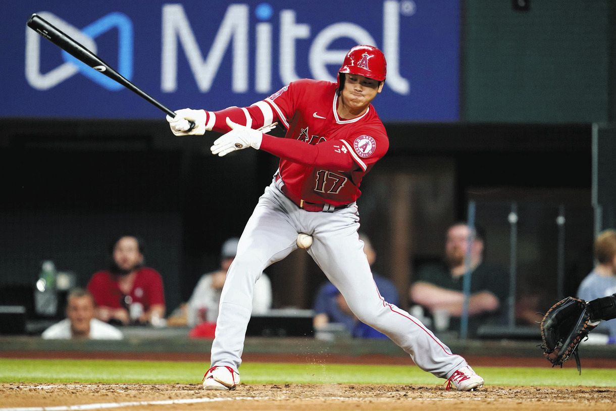 写真】決定的瞬間…痛っ！大谷翔平の股間に自打球直撃：中日スポーツ・東京中日スポーツ