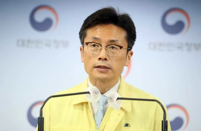 김헌주 중앙방역대책본부 제1부본부장이 지난 20일 서울 종로구 세종대로 정부서울청사에서 코로나19 중앙재난안전대책본부 정례브리핑을 하고 있다 / 이하 뉴스1