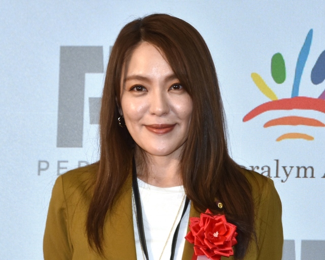 今井絵理子氏、車いす生活→初の松葉づえ 骨盤骨折からリハビリ開始「歩く練習」(オリコン) - Yahoo!ニュース