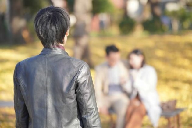 妻に不倫された夫の叫び「車の中で知らない男と抱き合っていました。妻のスマホのGPSを設定してみると……」 | キャリコネニュース