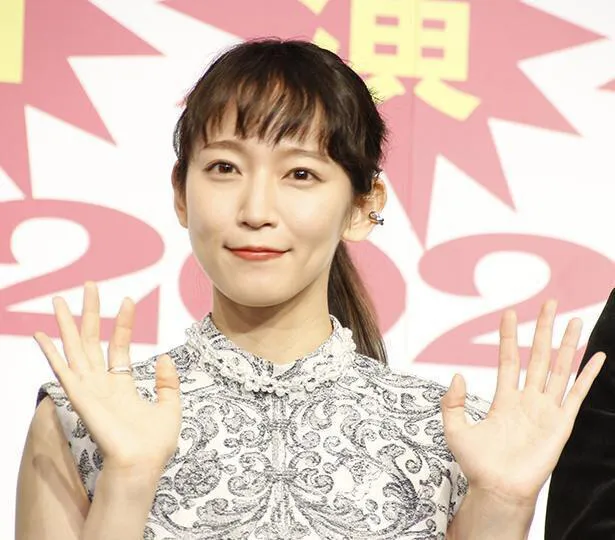 吉岡里帆、胸元あらわ…色気たっぷり“妖艶な悪女”SHOTに反響「超セクシー」「濃いメイクもばちばちかわいい」 | WEBザテレビジョン
