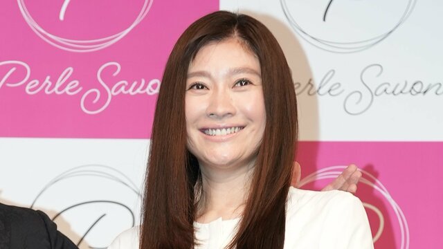 篠原涼子、両裾スリットの白ワンピースで登場 美髪の秘けつ&「骨になるまで…」時間をかける意外なこととは?(FNNプライムオンライン) - Yahoo!ニュース