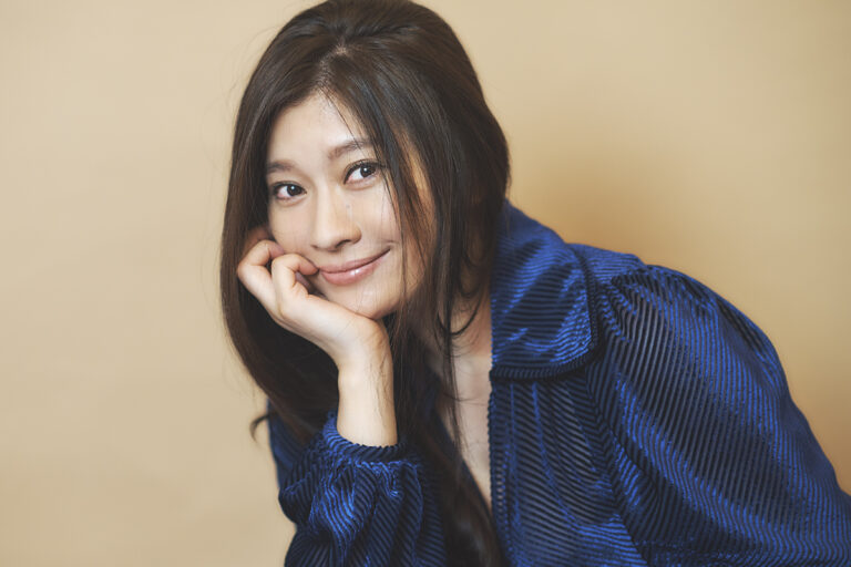 金魚妻』の篠原涼子「岩田剛典さんは全部が魅力的」撮影現場の裏側を語る – 写真・北尾渉(篠原涼子) | anew – マガジンハウス