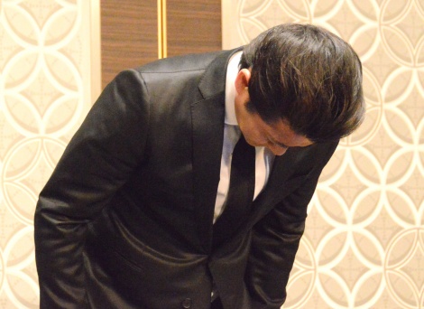 画像・写真 | 山口達也、30秒間頭を下げて謝罪 芸能活動を無期限謹慎 2枚目 | ORICON NEWS