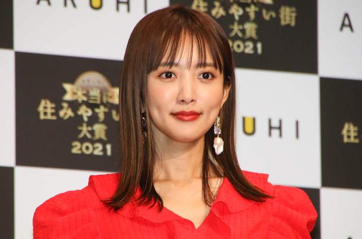 今週のファッションチェック:夏菜、山崎紘菜が美脚見せドレスで華やかに 堀田茜は透け感スカートスタイル 前編 - 毎日キレイ