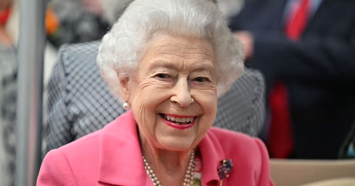 smiles5.jpg - JUST IN: The Queen Is All Smiles As She Makes Her First Official Engagement Using A Luxury Buggy At Chelsea Flower Show