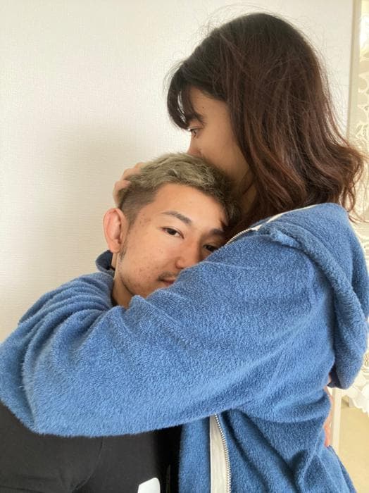 才賀紀左衛門、彼女とのハグショットを公開「その瞬間はホッとして」 | 話題 | ABEMA TIMES