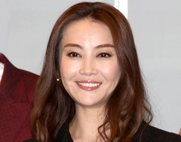 観月ありさの“ナース姿”にファン歓喜「あーさーくーらー!」 『奪い愛』オフショット | ORICON NEWS