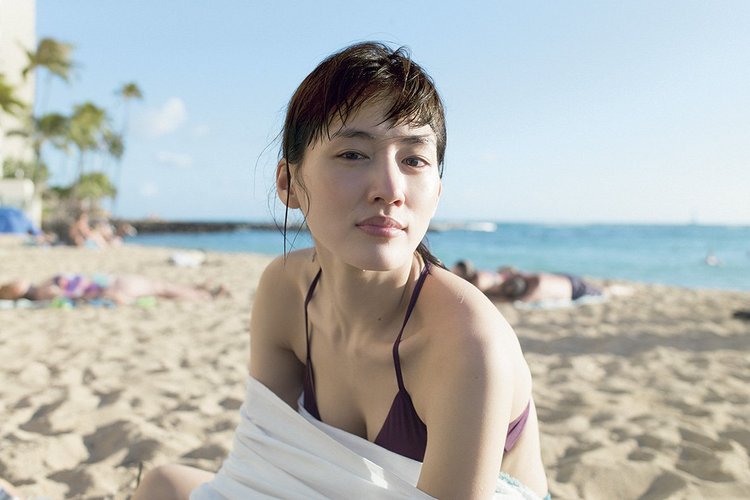 綾瀬はるか、最新写真集で“野生児”に戻る 貴重な水着姿も披露 | ORICON NEWS