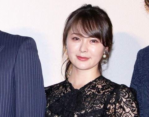 貫地谷しほり：総レースワンピから品良く肌見せ エレガントな大人のブラックコーデ - 毎日キレイ