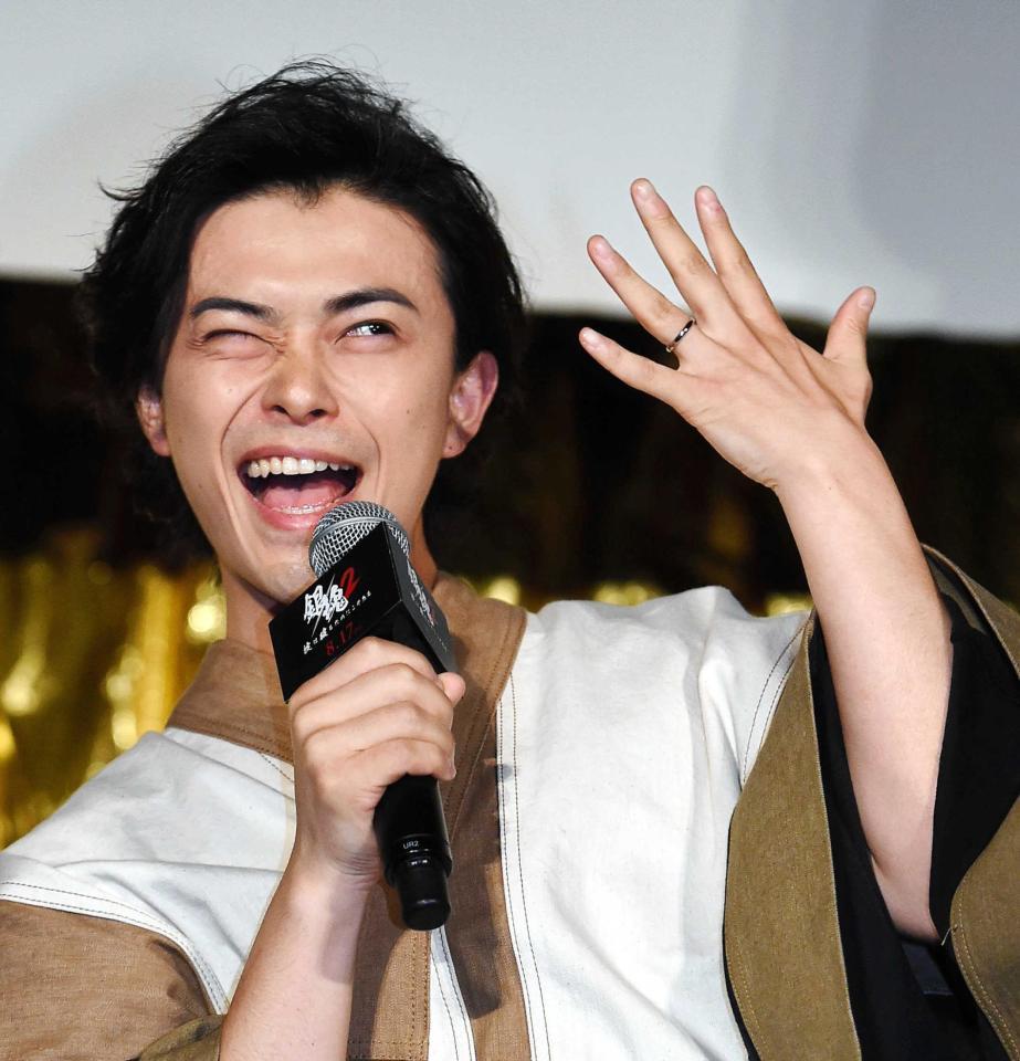 勝地涼 指輪見せつけ「幸せです!」前田敦子と結婚後初の公の場 小栗旬らも祝福/芸能/デイリースポーツ online