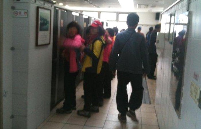 아주머니들이 볼일 급하다고 남자 화장실에 들어왔습니다” - 인사이트